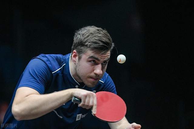 争抢高空球 争抢高空球